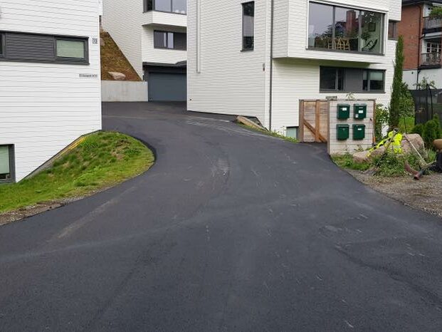 asfaltere gårdsplass