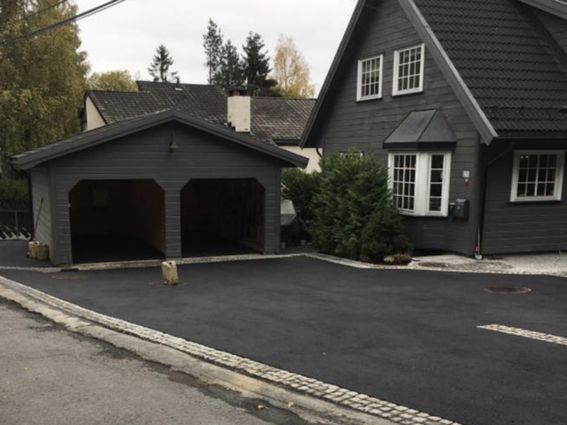 Asfaltere innkjørsel