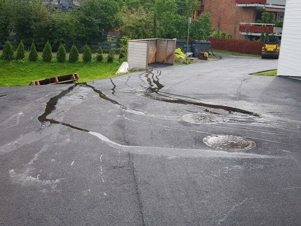 Stell av nylagt asfalt